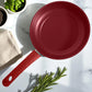 Sartén plano de 24 cm BIG Home, color rojo mate con superficie antiadherente tipo mármol, vista desde arriba con decoración de cocina.