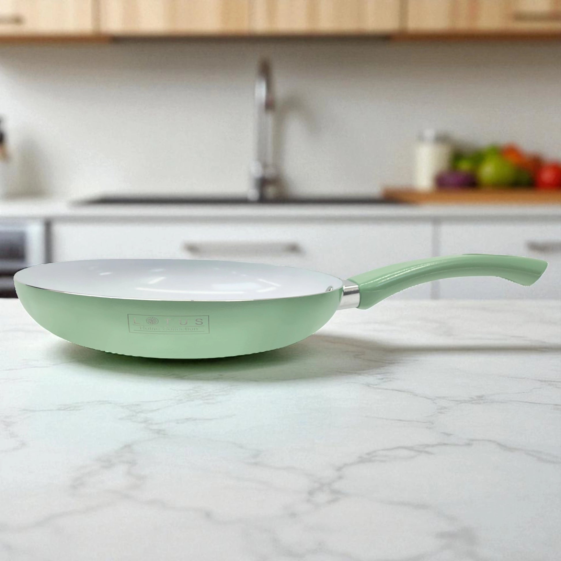 Sartén color verde con interior blanco y mango ergonómico, recubrimiento antiadherente, de la marca Lotus Home Collection.