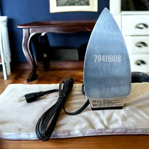 Plancha Pesada Seca Clásica Oster - ambientado en el hogar