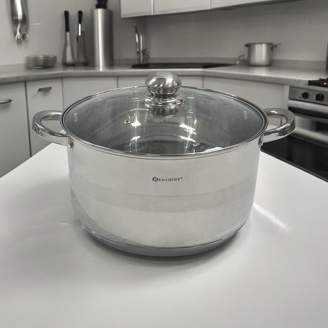 Olla grande Edel Höff de acero inoxidable con tapadera de vidrio, colocada sobre superficie blanca en cocina minimalista.