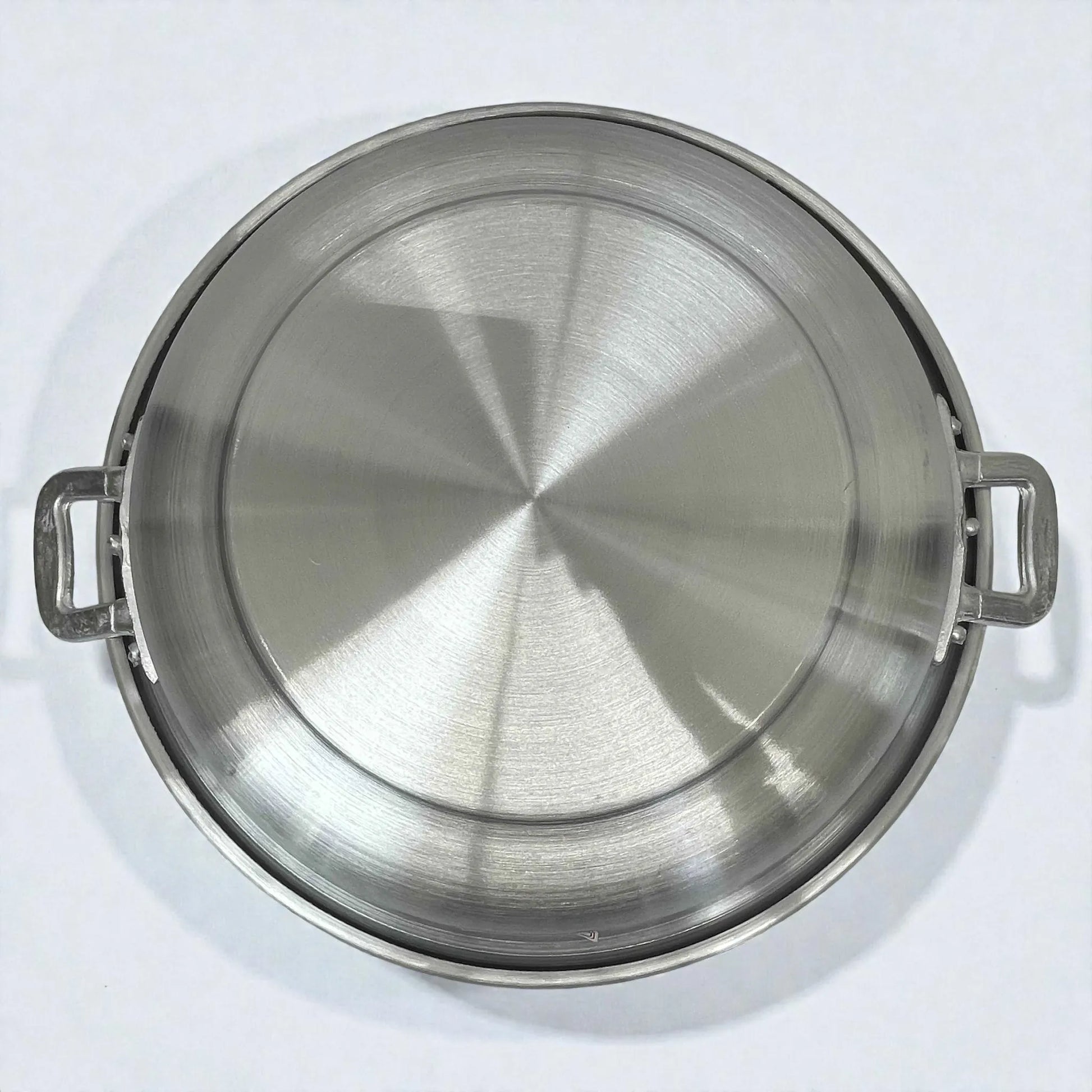 Toma superior del interior de la arrocera #38 Alinter en aluminio color plateado, con dos asas laterales, sobre fondo blanco mostrando el fondo circular pulido.