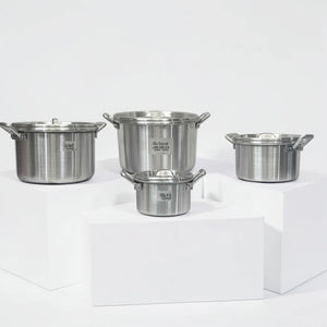 Set completo de 4 ollas de aluminio ALINTER con oreja y tapa (#14 #18 #22 #26), color plateado, hechas en El Salvador, presentado en fondo blanco.