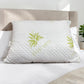 Almohada Aloe Vera Scarlett Classics Standard blanca 51x66 cm con diseño verde, textura acolchada, etiqueta visible y presentación principal sobre cama premium.