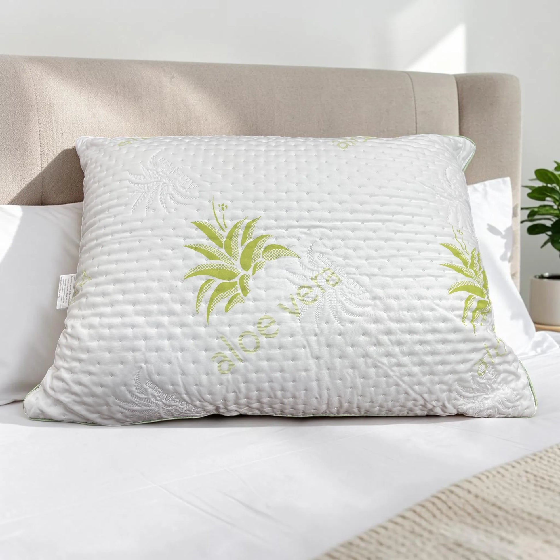 Almohada Aloe Vera Scarlett Classics Standard blanca 51x66 cm con diseño verde, textura acolchada, etiqueta visible y presentación principal sobre cama premium.