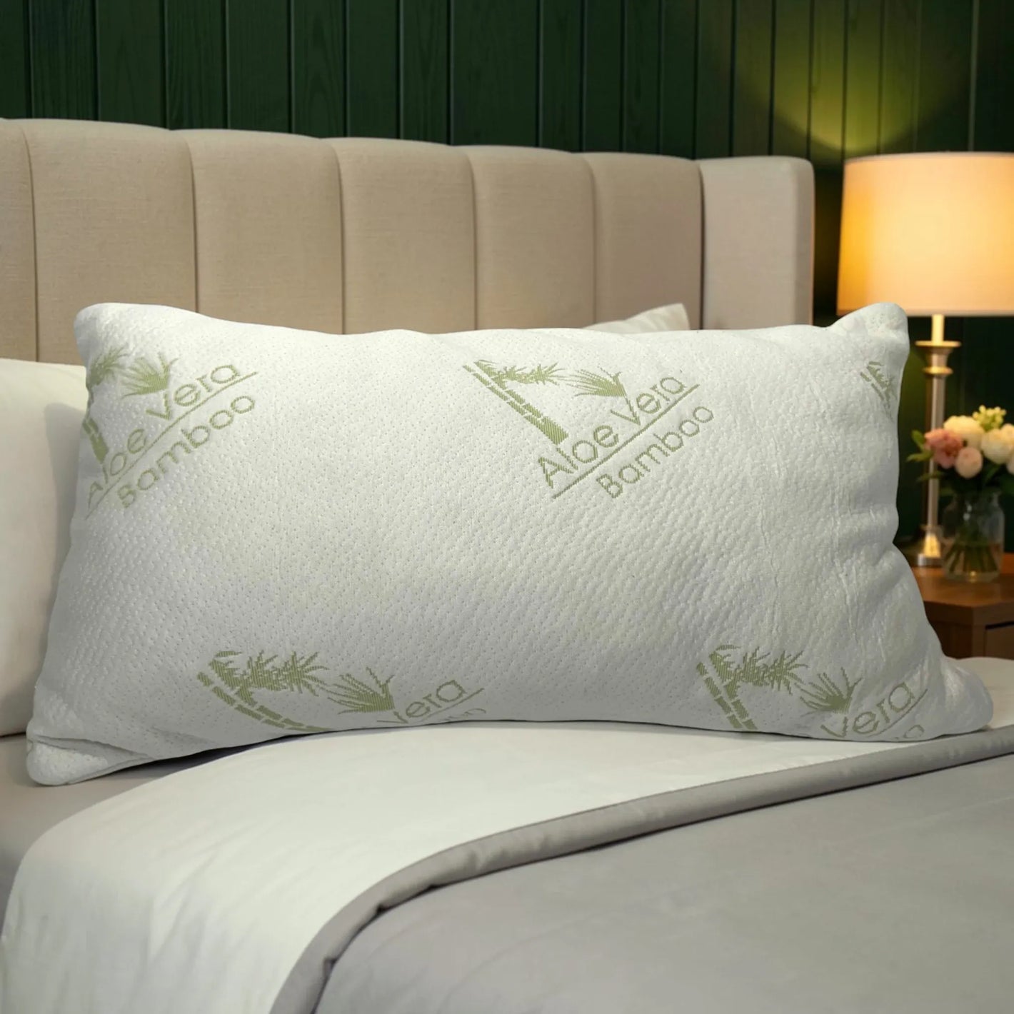 Almohada blanca de memory foam con funda Aloe Vera Bamboo en color verde, colocada horizontalmente sobre una cama, imagen ambientada de producto Scarlett Classics.