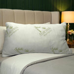 Almohada blanca de memory foam con funda Aloe Vera Bamboo en color verde, colocada horizontalmente sobre una cama, imagen ambientada de producto Scarlett Classics.