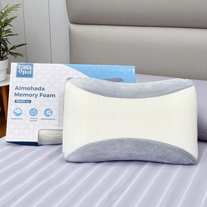 Almohada ergonomica Casa Opal de memory foam 35x55 cm color blanco con gris, vista frontal sobre cama con su empaque al fondo.