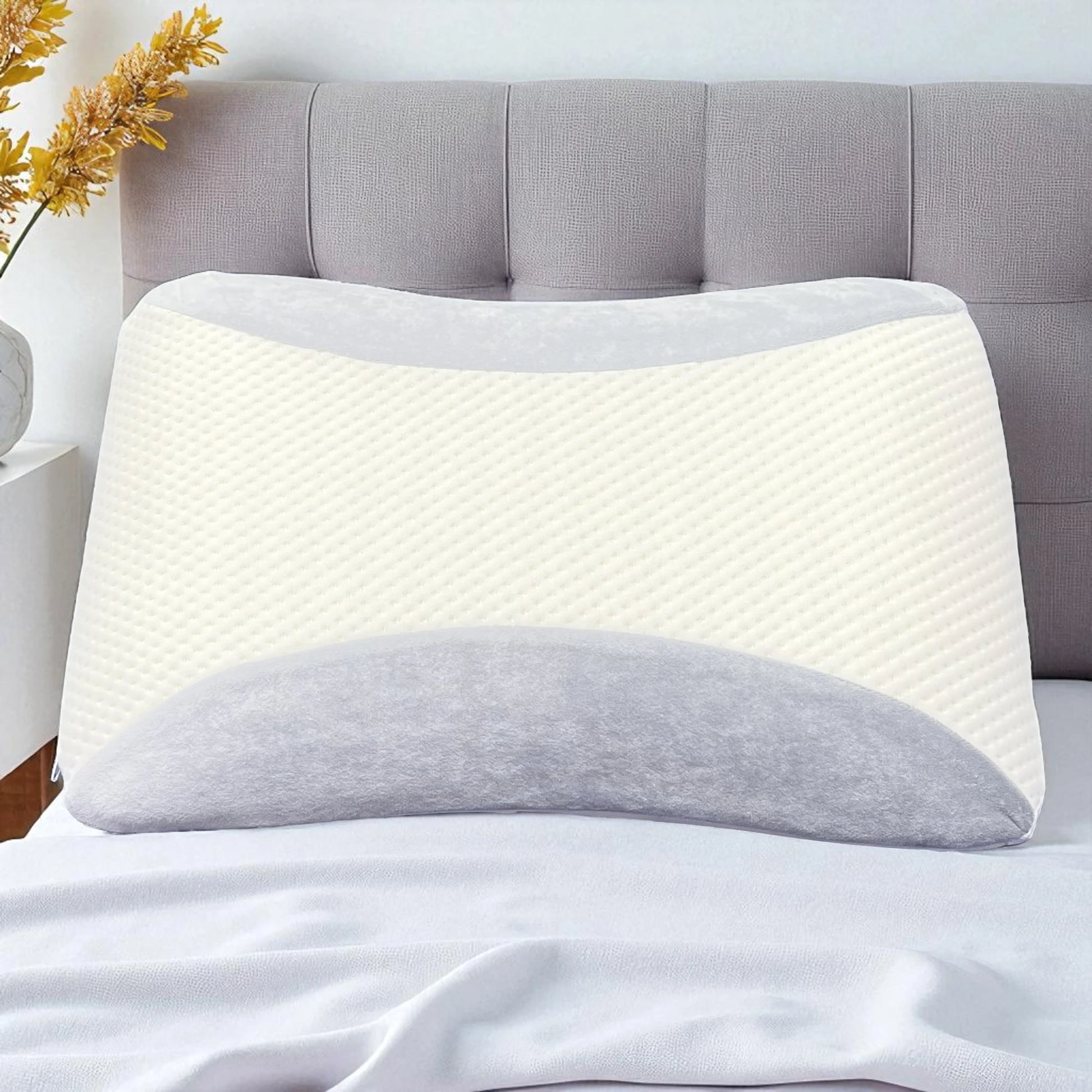 Almohada Casa Opal de memory foam 35x55 cm, blanco con gris, colocada en posicion vertical sobre la cama frente a la cabecera.