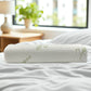 Vista cilíndrica enrollada de la almohada ortopédica memory foam con funda de bambú sobre cama blanca, marca Casa Opal, tamaño 47x30 cm