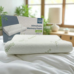 Vista frontal de la almohada ortopédica memory foam con funda de bambú sobre cama blanca, con caja de la marca Casa Opal detrás, tamaño 47x30 cm