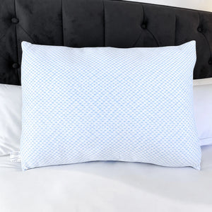 Almohada refrescante Pacific Home blanca con patrón celeste, presentada de frente sobre una cama con cabecera negra.