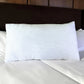 Almohada refrescante Pacific Home tamaño King de 50 por 90 cm, blanca con patrón celeste, presentada de frente sobre una cama.

