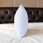 Almohada refrescante Pacific Home blanca con patrón celeste colocada verticalmente para mostrar su grosor, volumen y costura central.
