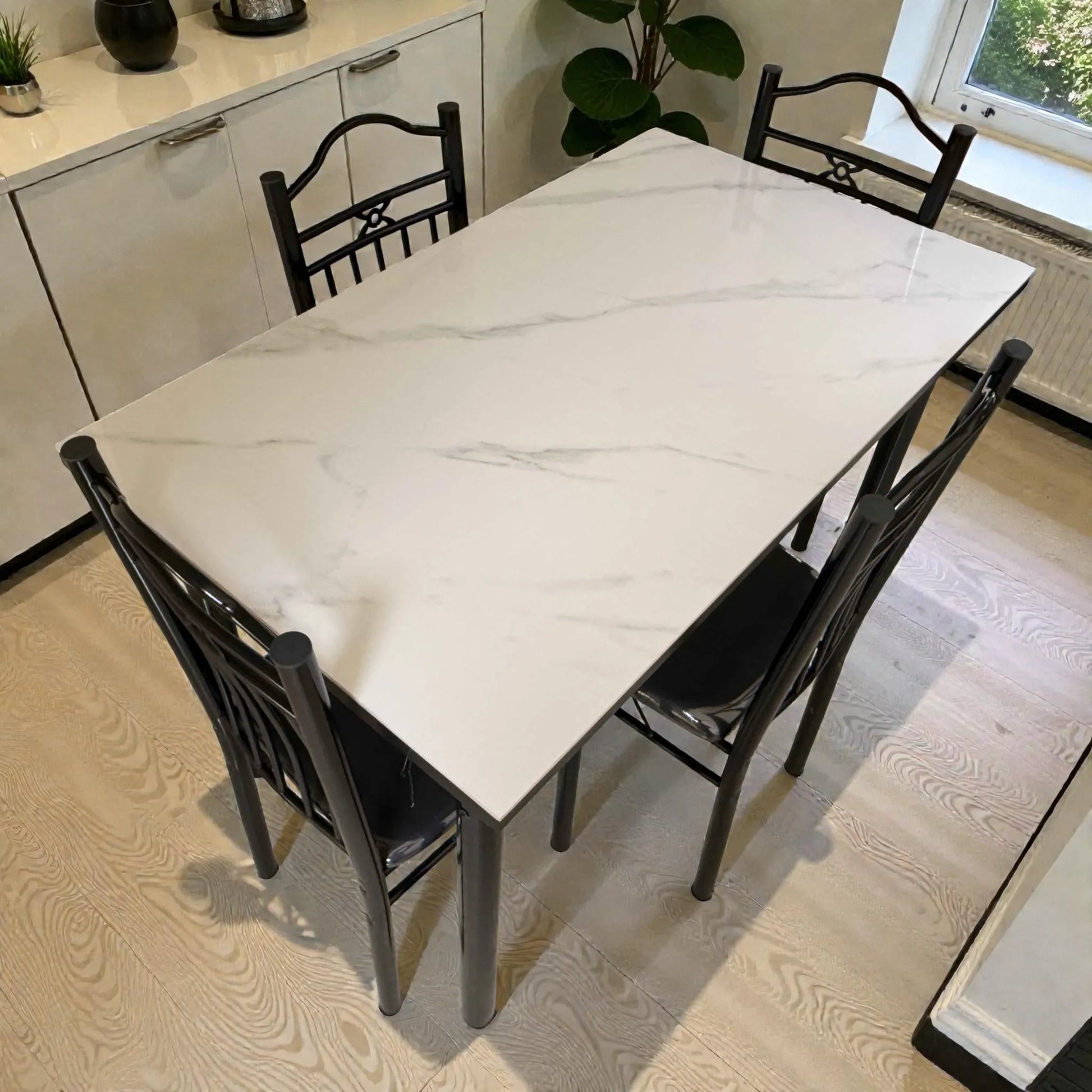 Detalle de la cubierta tipo mármol blanco con vetas suaves del comedor 4 puestos Ambienta Home Decor DT-Y7007, vista 3/4.