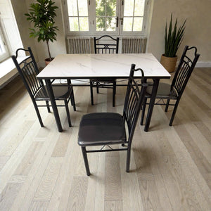 Comedor 4 puestos DT-Y7007 Ambienta Home Decor, vista frontal con mesa tipo mármol blanco y 4 sillas de metal negras con asiento negro.
