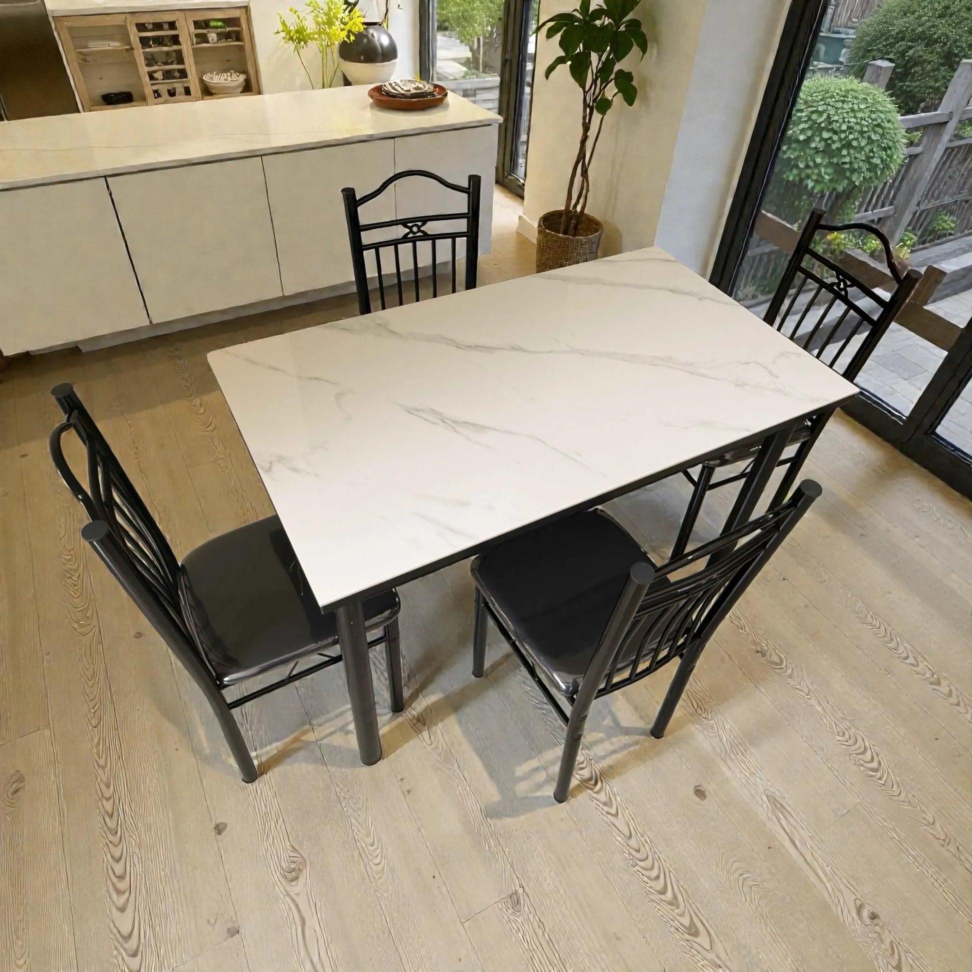 Comedor 4 puestos Ambienta Home Decor DT-Y7007, vista superior diagonal: mesa tipo mármol blanco con 4 sillas metálicas negras.