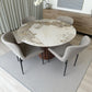 Perspectiva a tres cuartos del juego de comedor DT-04-2258: mesa Ø120 cm efecto mármol, base en nogal, y cuatro sillas tapizadas beige con patas negras.