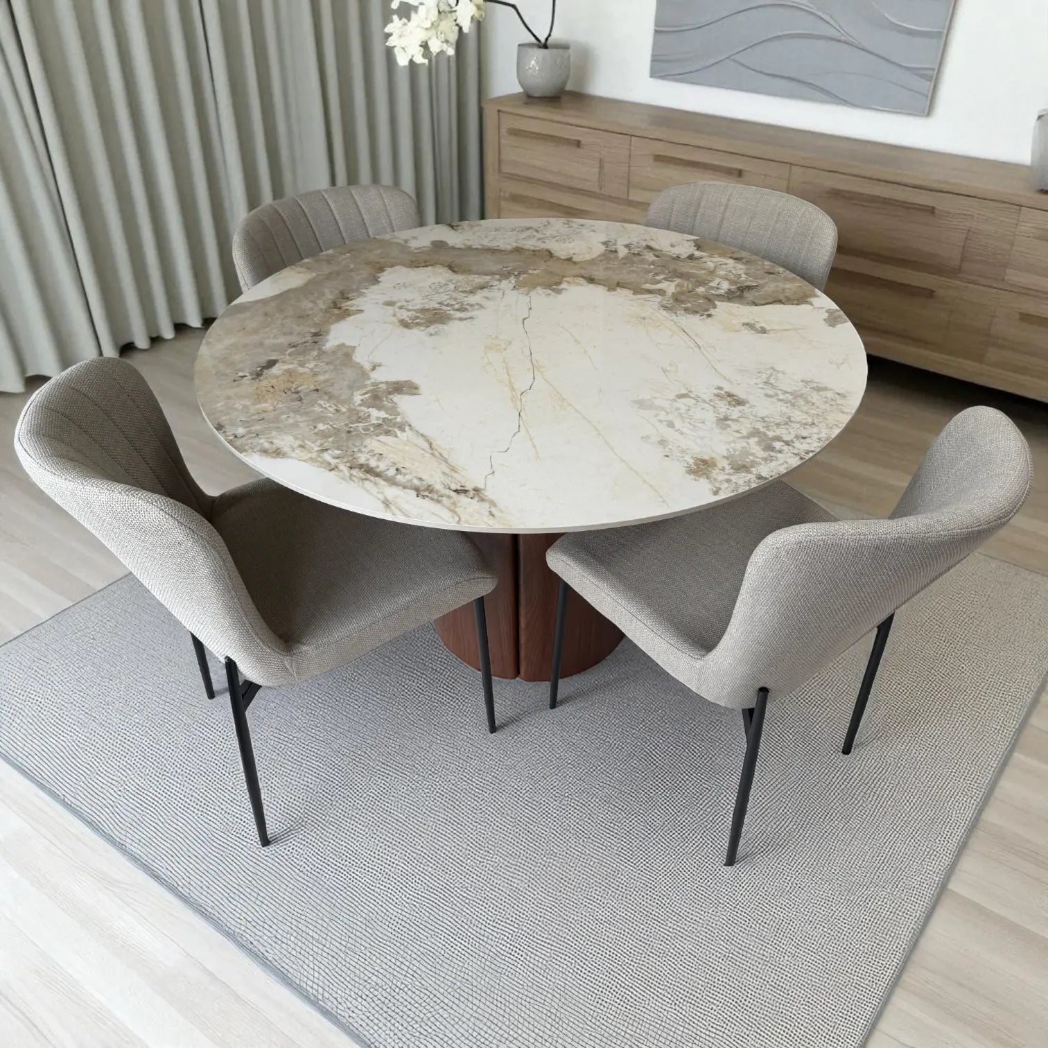 Perspectiva a tres cuartos del juego de comedor DT-04-2258: mesa Ø120 cm efecto mármol, base en nogal, y cuatro sillas tapizadas beige con patas negras.