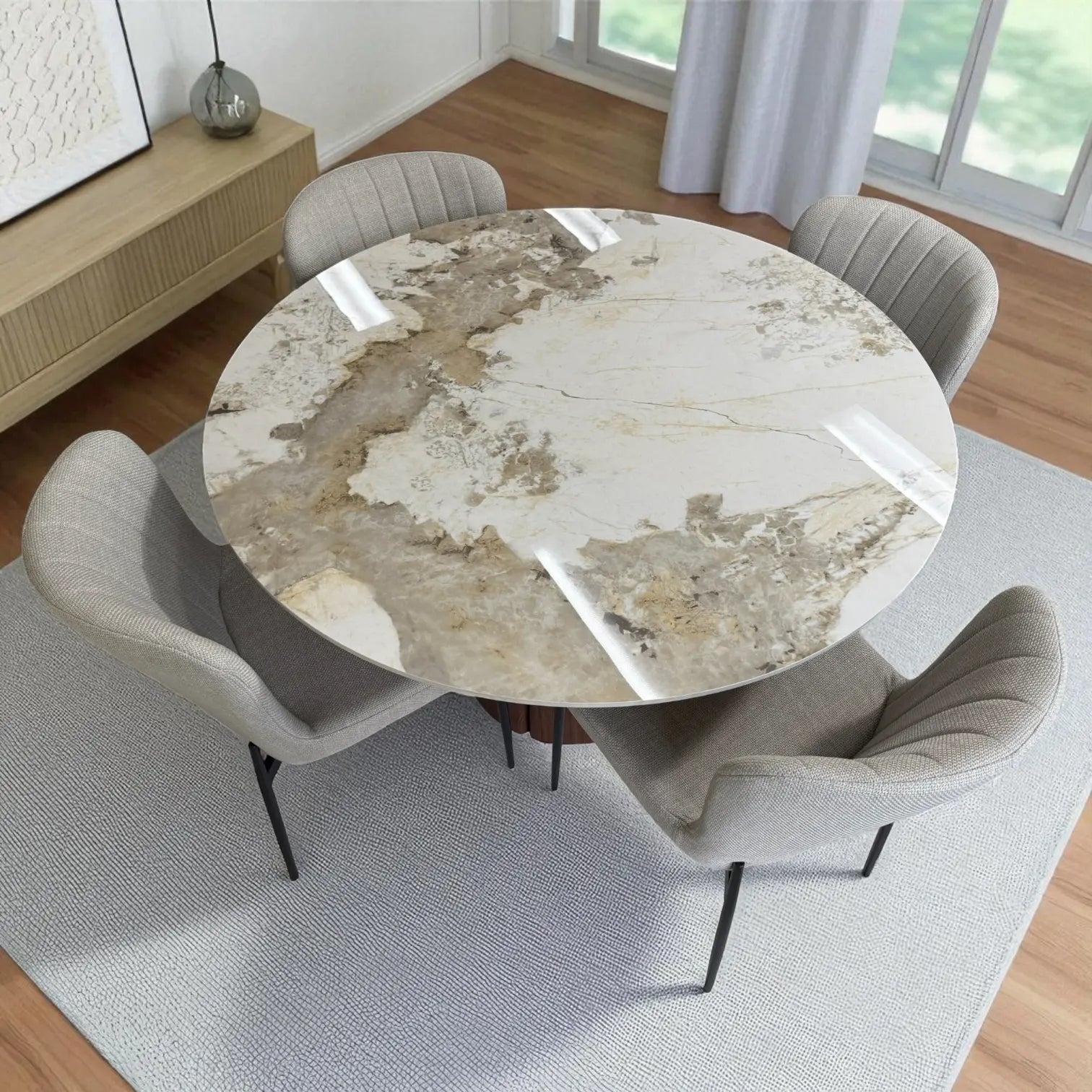 Juego de comedor DT-04-2258 frente a ventanal: mesa redonda Ø120 cm efecto mármol con base nogal y cuatro sillas beige de patas metálicas negras, estilo moderno.