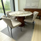 Vista aérea del set DT-04-2258 con mesa Ø120 cm efecto mármol y sillas beige, en ambiente iluminado con cortinas blancas y aparador de madera.
