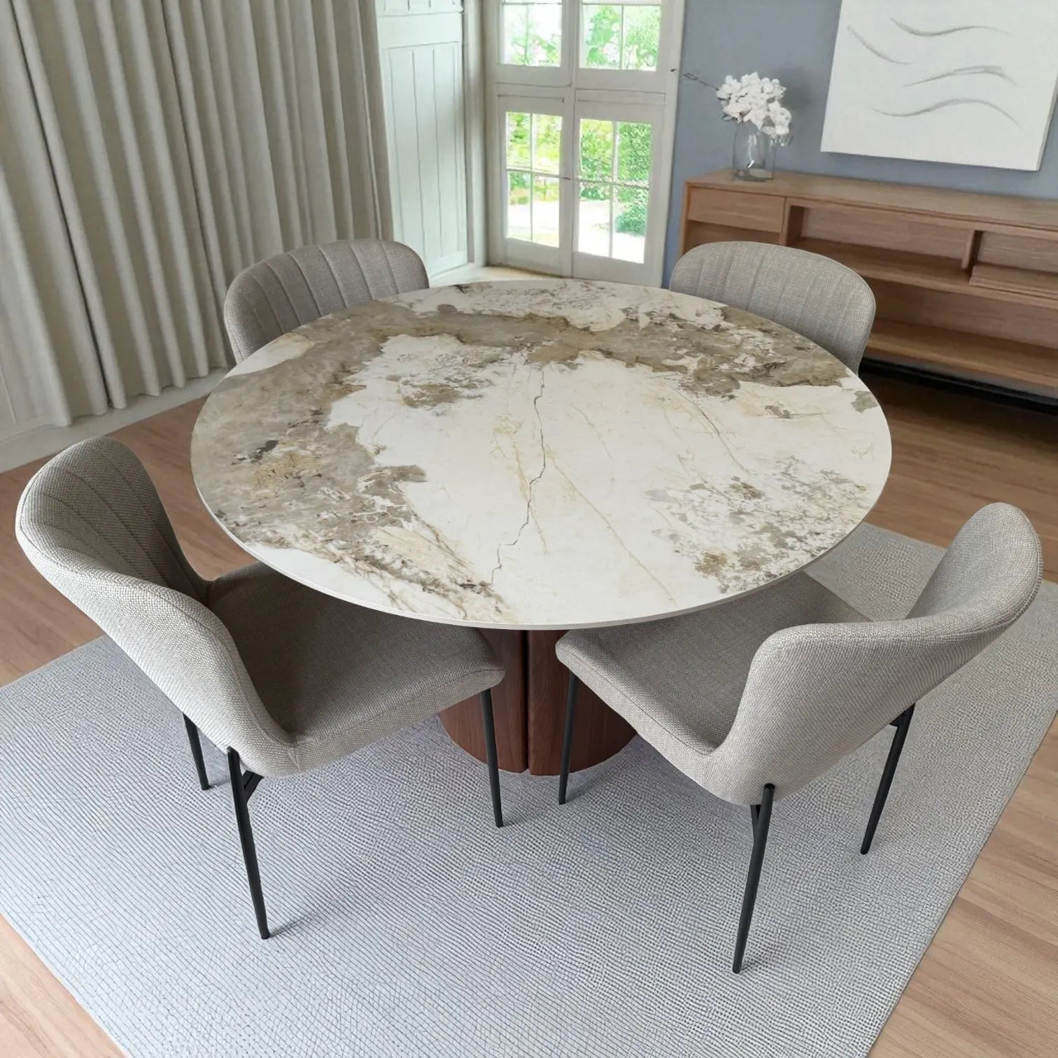 Vista cenital del tablero efecto mármol con vetas beige y grises de la mesa redonda Ø120 cm del juego de comedor DT-04-2258, con cuatro sillas beige alrededor.