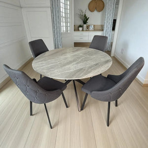 Vista frontal del set de comedor DT-04-2203: mesa 120 cm con base metal cruzada y tablero tipo marmol, 4 sillas gris oscuro con botones en respaldo posterior.