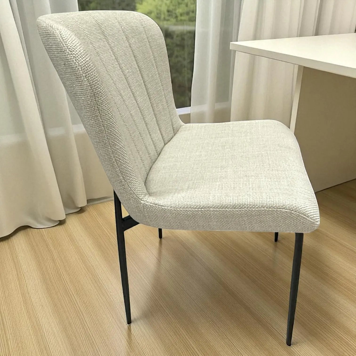 Vista lateral de la silla DT-04-2258; perfil ergonómico con tapizado beige, patas negras de metal (alto patas 42 cm), altura de asiento 40 cm, ancho total 55 cm.