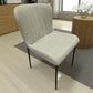 Silla de comedor DT-04-2258 en perspectiva tres cuartos; tapizado beige con costuras verticales, asiento ergonómico, patas metálicas negras; asiento 48 cm de ancho, altura de asiento 40 cm.