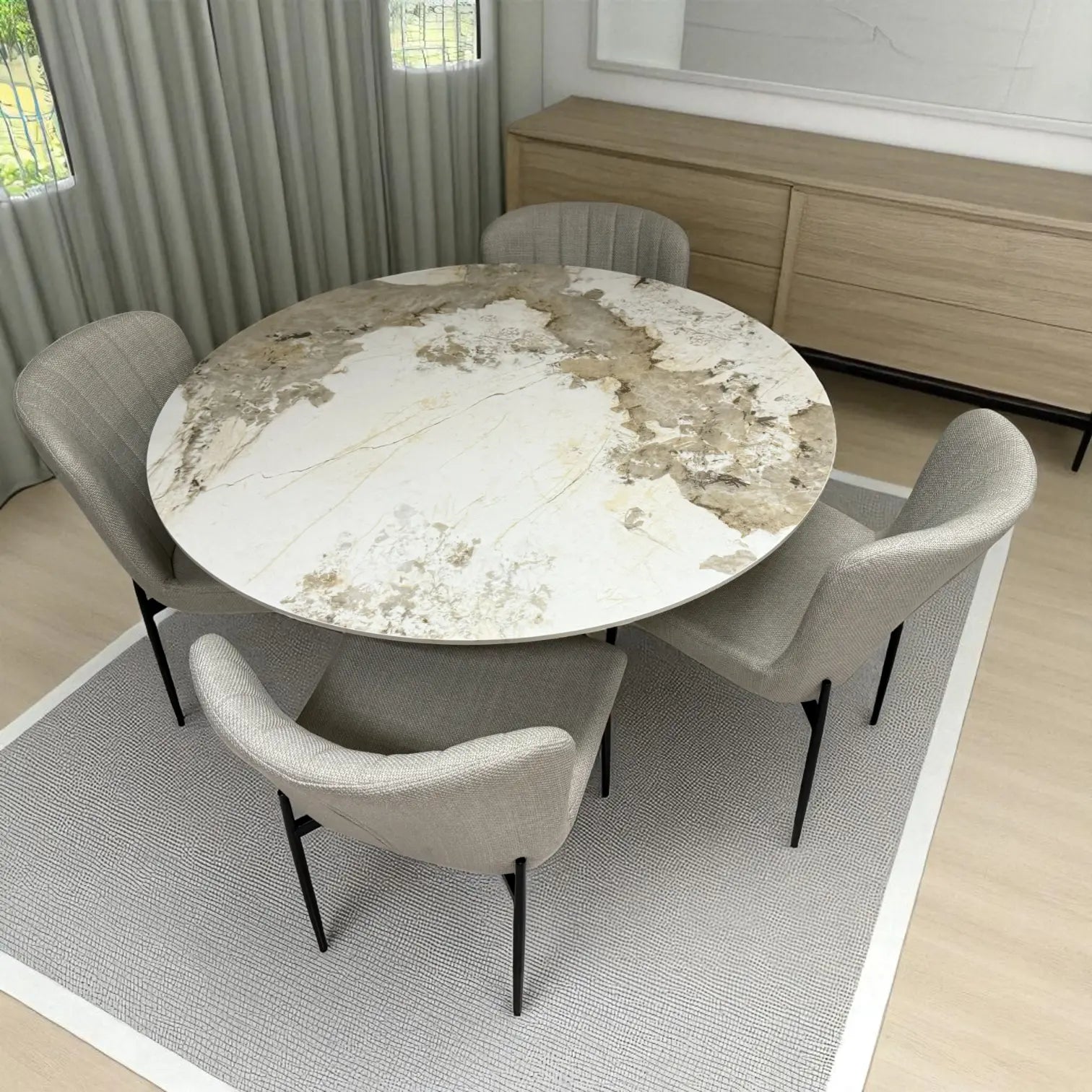 Detalle lateral de la silla del set DT-04-2258: asiento ergonómico tapizado beige, patas metálicas negras; ideal para mesa redonda Ø120 cm del conjunto.