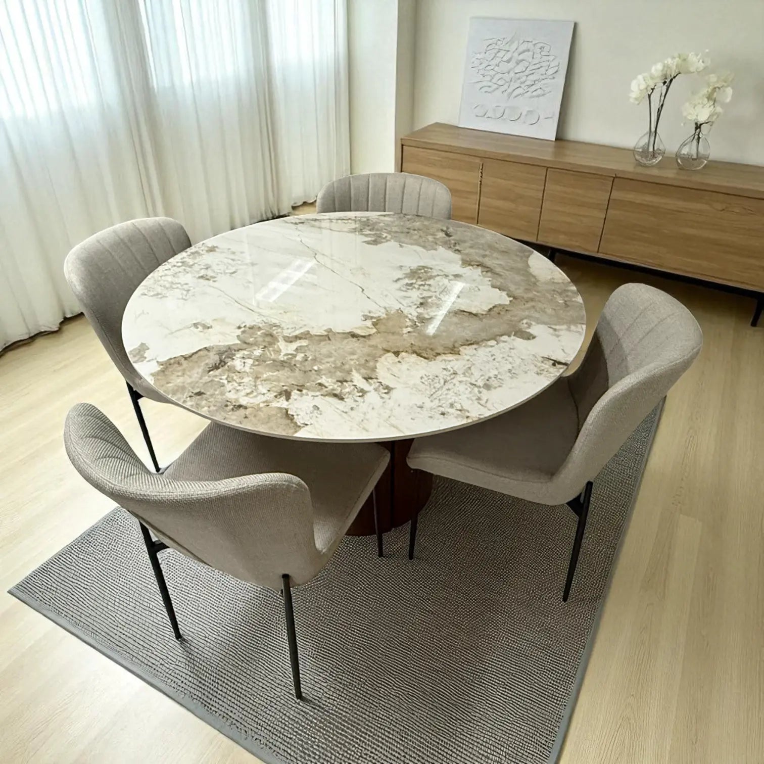 Detalle frontal de la silla del juego DT-04-2258: tapizado beige tipo lino, respaldo curvo con costuras verticales, patas metálicas negras (alto 82 cm, asiento 48 cm).