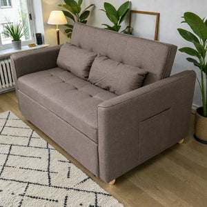 Sofá cama SFB-6098 taupe de Ambienta Home Decor en modo sofá, vista 3/4 lateral, diseño de dos plazas con brazos rectos e incluye 2 cojines.