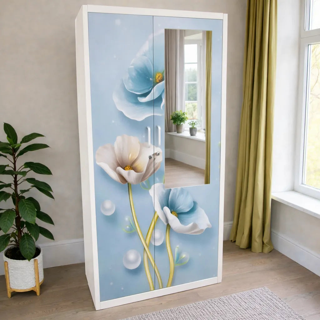 Armario con espejo 2 puertas Ambienta Home Decor BP-2503, vista frontal cerrada, puertas decorativas florales en tonos azul pastel y blanco, espejo funcional, tamaño 185x90x45 cm.