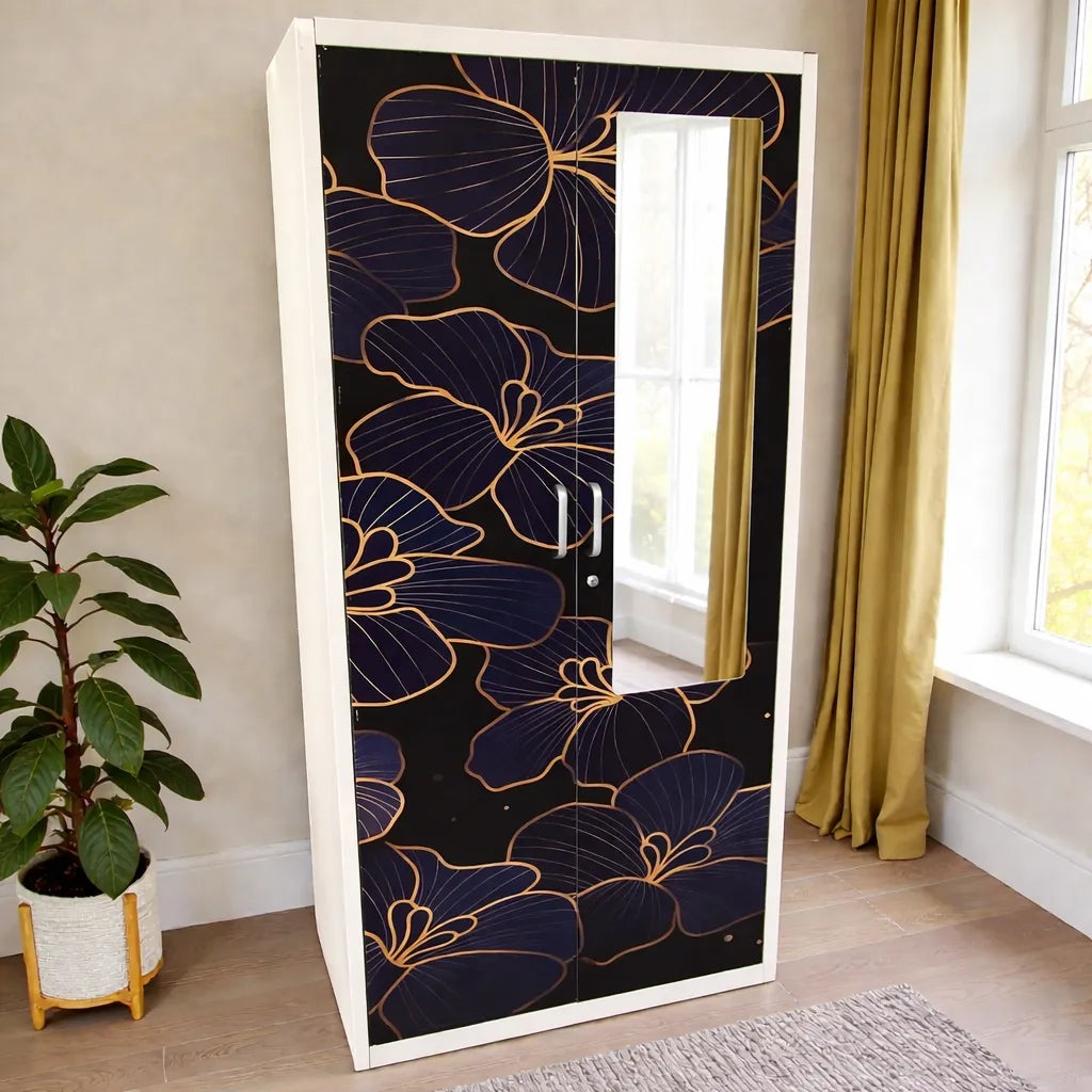 Armario con espejo 2 puertas Ambienta Home Decor BP-2504, vista frontal cerrado en ambiente de dormitorio: estructura blanca, puerta decorativa floral azul marino/negro con líneas doradas; medidas 185x90x45 cm.