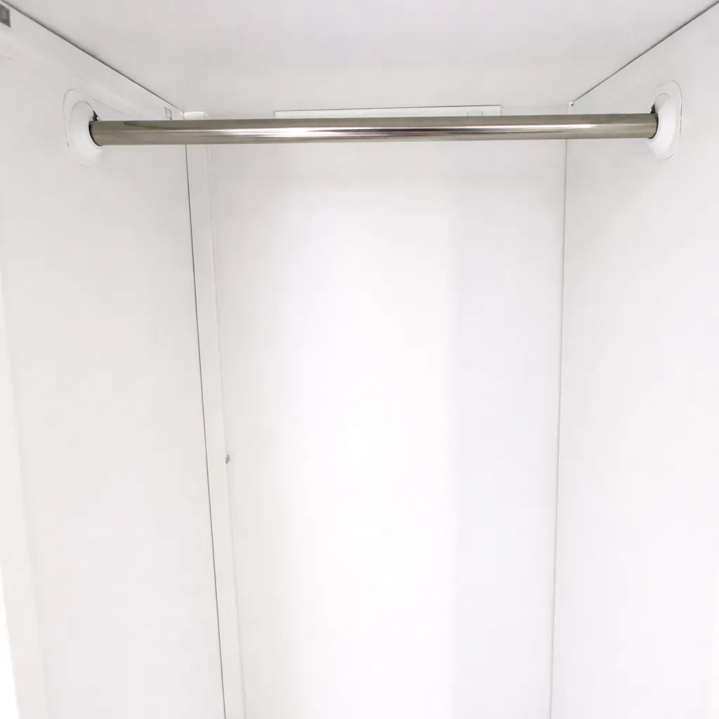 Detalle de la barra metálica para colgar ropa dentro del armario con espejo 2 puertas Ambienta Home Decor BP-2504, interior blanco.