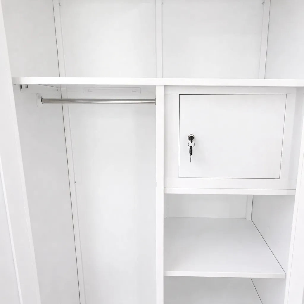 Detalle del armario BP-2504: compartimento con cerradura con llave puesta y barra metálica para colgar; armario blanco 2 puertas con medidas 185x90x45 cm.