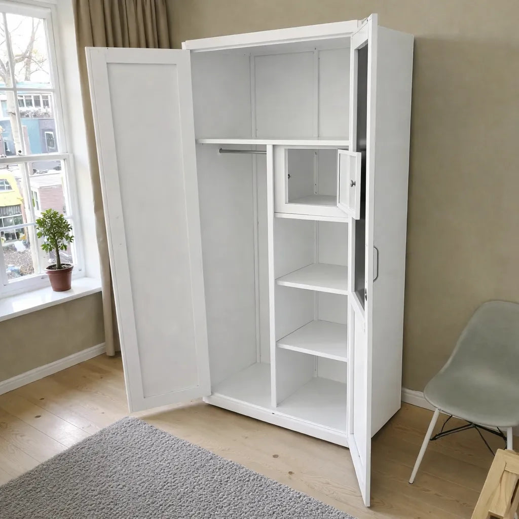 Vista diagonal del armario con espejo 2 puertas BP-2504 abierto: estructura blanca, espacio para colgar, repisas y compartimento con cerradura; tamaño 185x90x45 cm.