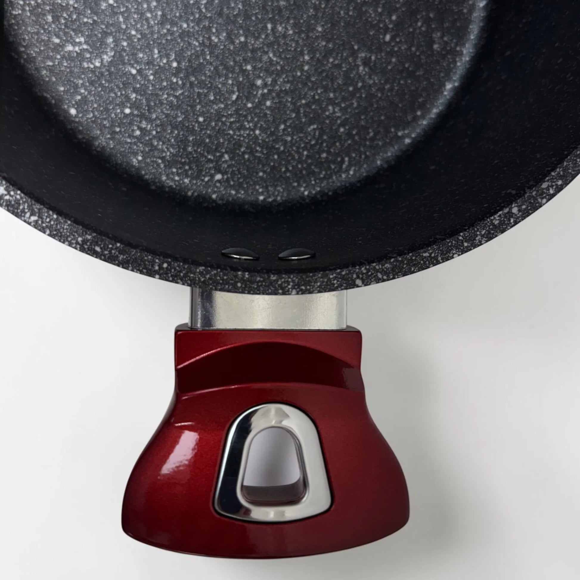 Detalle del asa lateral de una olla Epicure Escarlata en color rojo vino con interior antiadherente tipo mármol, parte del set de 12 piezas SKU EP-12PCS-045.