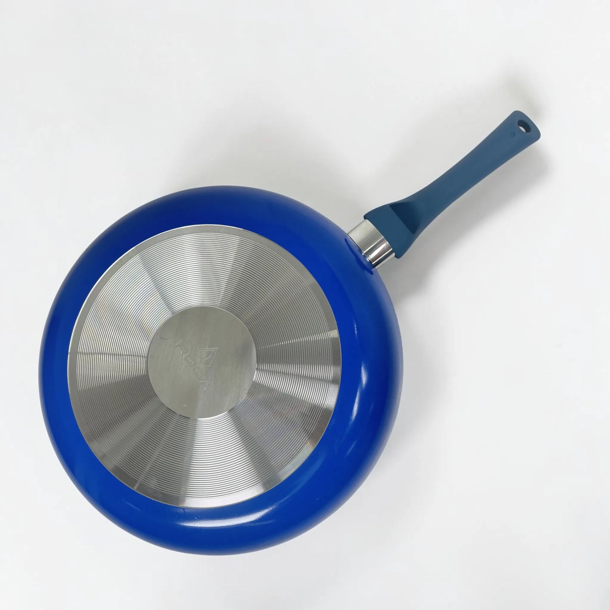 Base inferior de sartén ROCA azul con fondo metálico, compatible con cocina de gas, eléctrica y vitrocerámica.