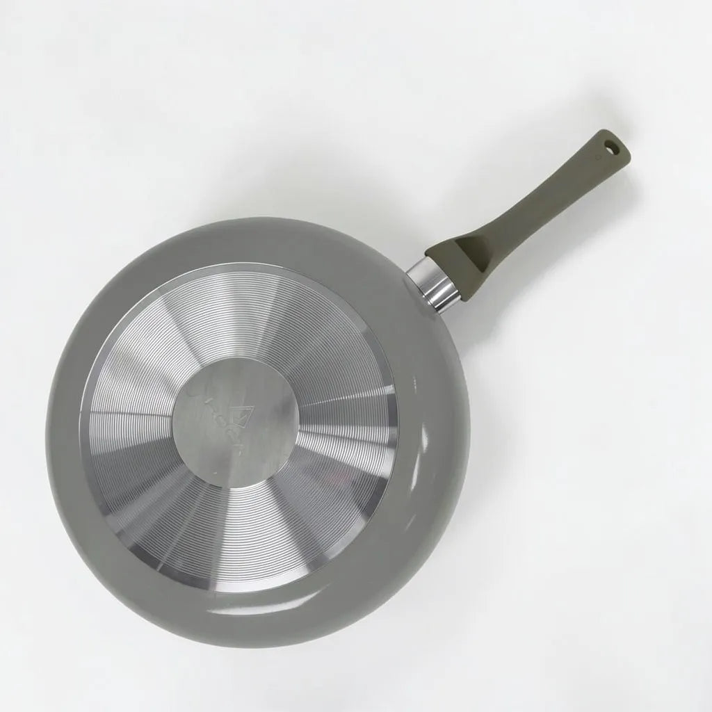 Base inferior de sartén ROCA gris con fondo metálico, compatible con cocina de gas, eléctrica y vitrocerámica.