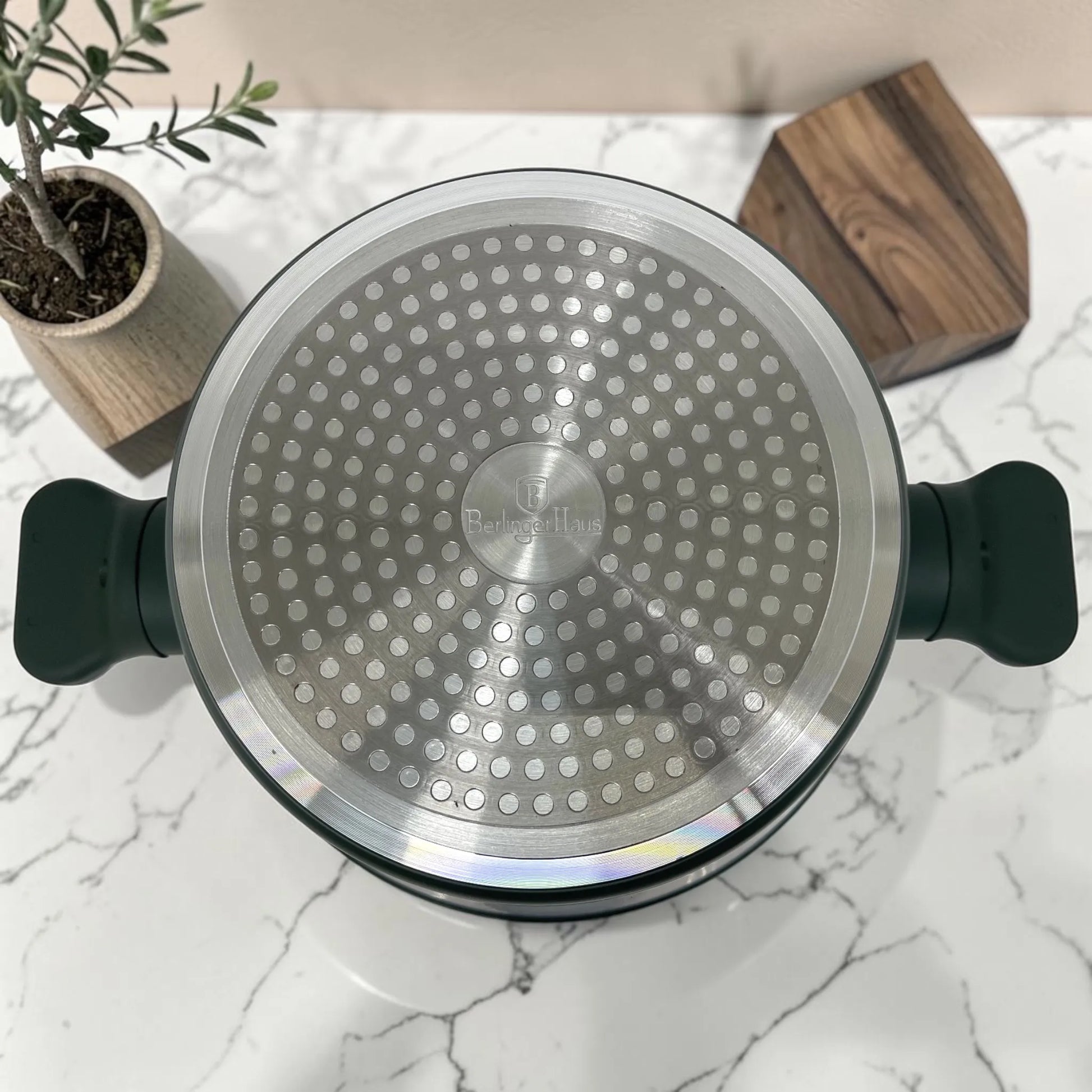 Base de inducción de cacerola Berlinger Haus BH-8207NN Matte Green de 28 cm, fabricada en aluminio forjado con disco difusor de calor en acero inoxidable y compatibilidad para cocinas de inducción.