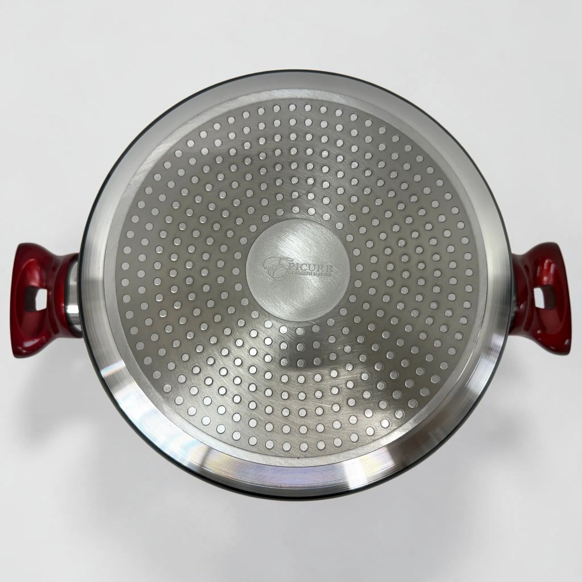 Vista inferior de olla Epicure Escarlata con base de inducción reforzada y diseño circular metálico, parte del set de cocina SKU EP-12PCS-045.