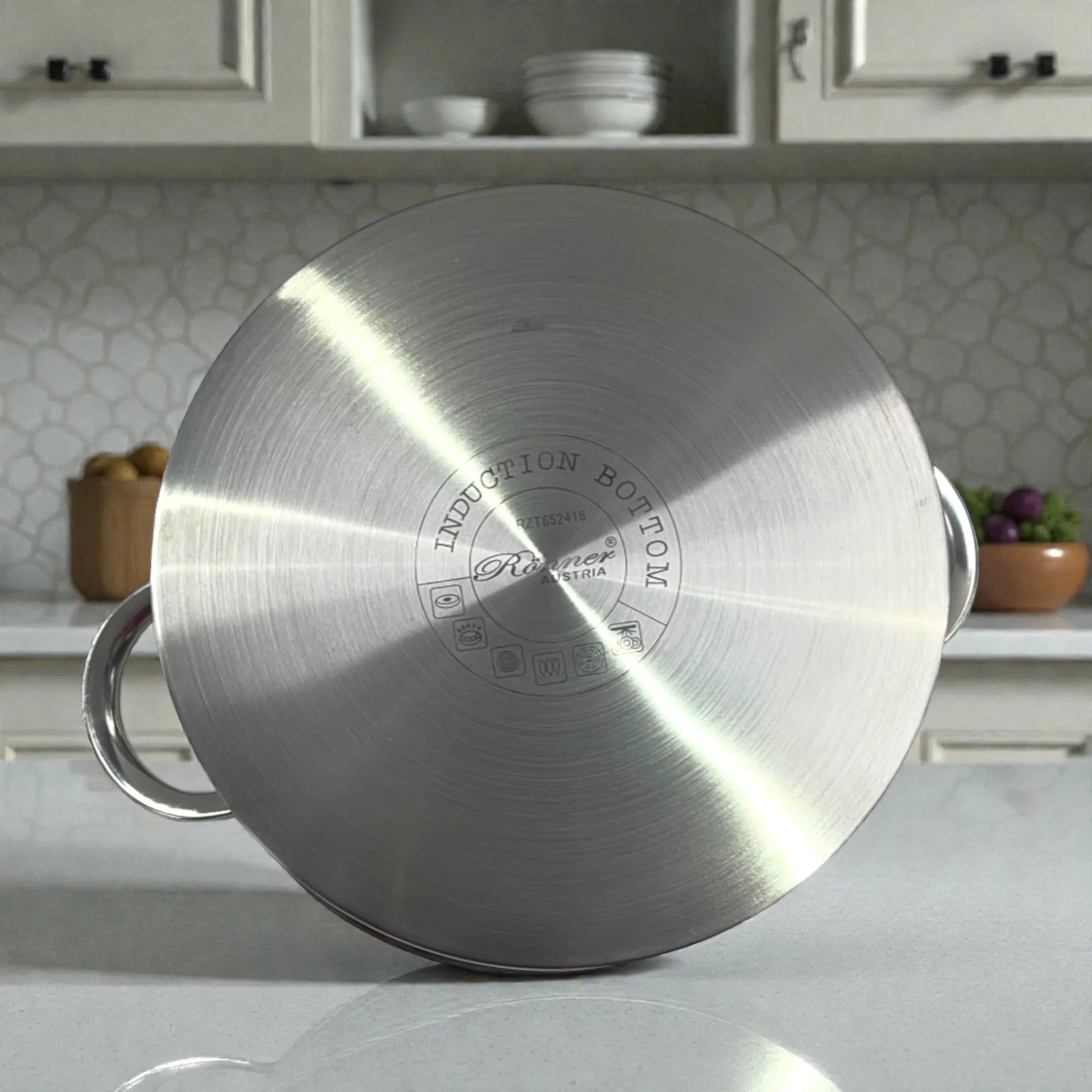 Vista de la base de inducción de una olla Rönner Austria de acero inoxidable con grabado.