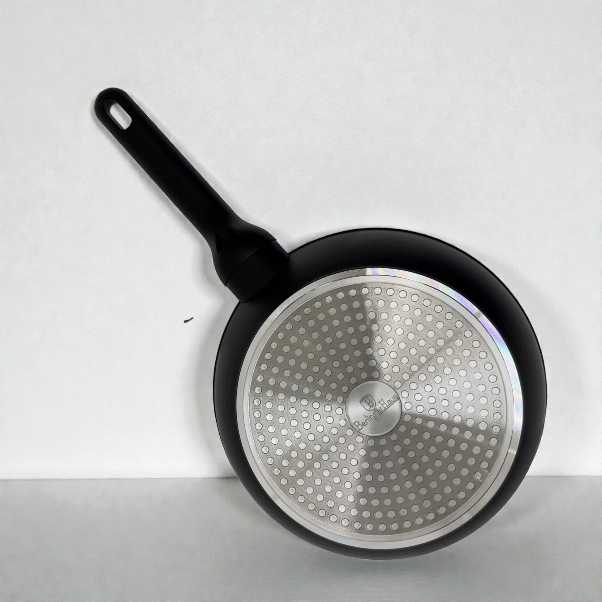 Base de inducción de sartén Berlinger Haus BH-8362 Black Rose Collection en acero con patrón circular para cocinas de inducción.