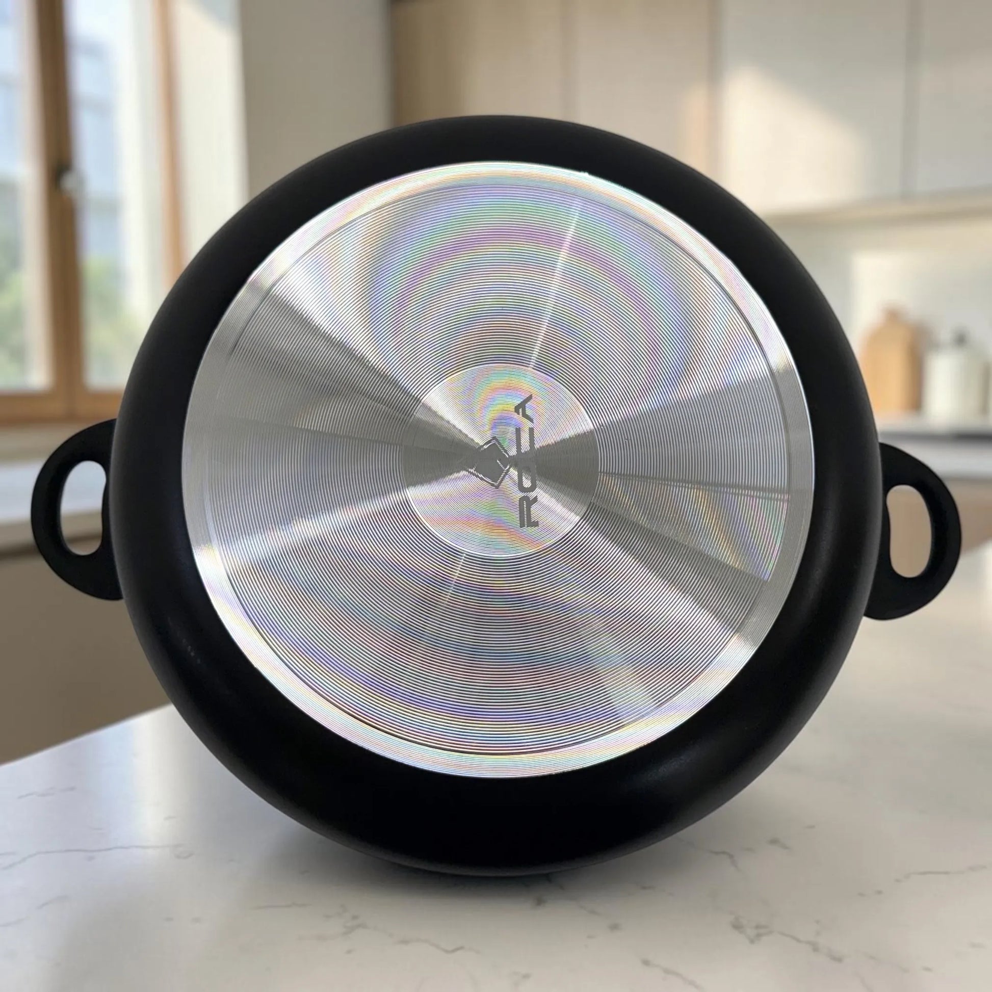 Base de olla ROCA negra con disco de aluminio y fondo difusor para cocina de gas y eléctrica.