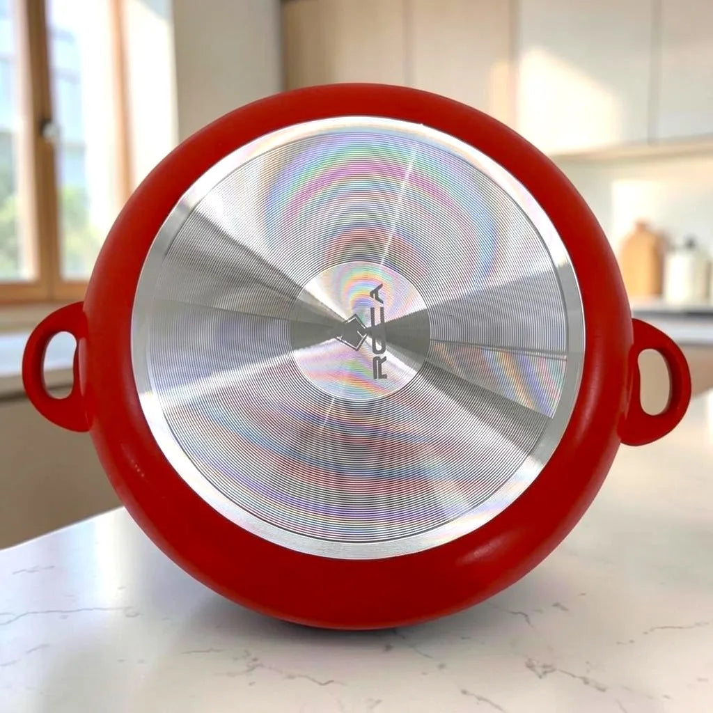 Base de olla ROCA roja con disco difusor de calor en aluminio compatible con cocina de gas y eléctrica.