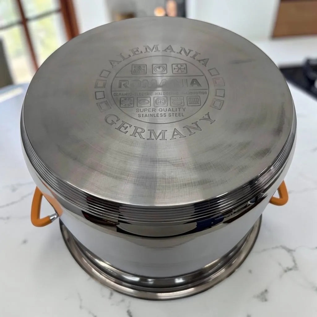 Base inferior de olla Romania Estilo Alemania en acero inoxidable con grabado de compatibilidad para cocinas de inducción, gas, eléctrica, cerámica y halógena.