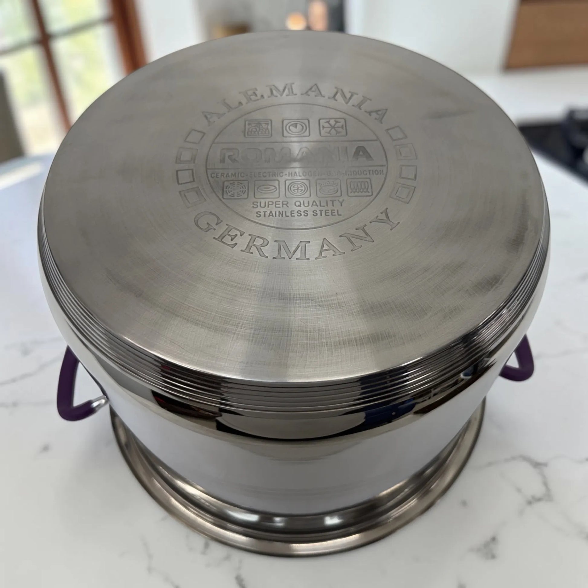 Base inferior de olla Romania Estilo Alemania en acero inoxidable con grabado de compatibilidad para cocina eléctrica, gas, halógena, cerámica e inducción.