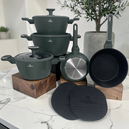 Batería de cocina Berlinger Haus color verde mate con tres cacerolas, dos sartenes y dos tapetes de silicona, diseño moderno para cocina.