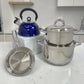 Batería de cocina Epicure de acero inoxidable con ollas brillantes, sartén con mango largo y tetera silbadora azul.