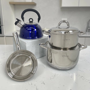 Batería de cocina Epicure de acero inoxidable con ollas brillantes, sartén con mango largo y tetera silbadora azul.